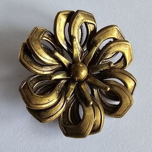 Vintage flower brooch Gold tone floral